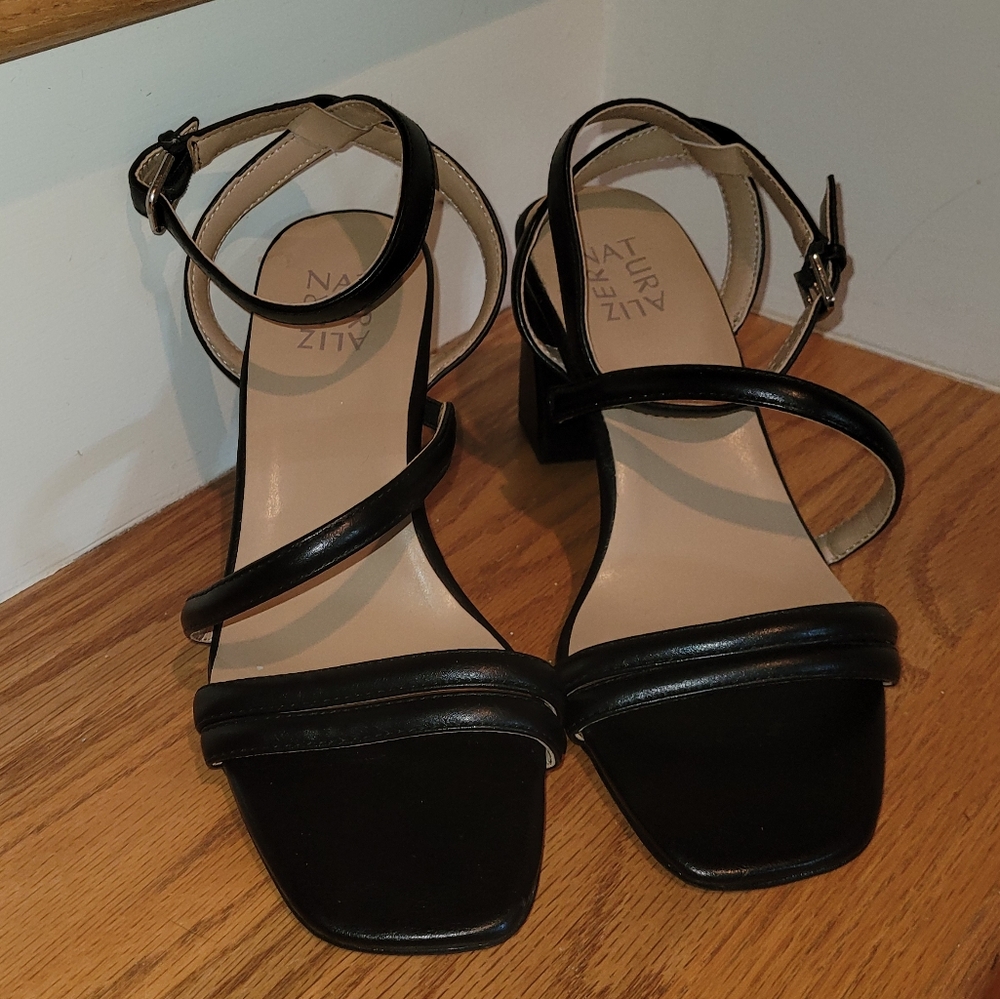 NEW Naturalizer Black Leather Strappy Sandals